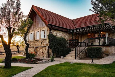 Una casita en el campo dentro de la ciudad — Foto 6
