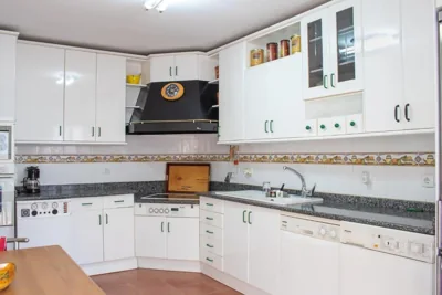 Una casita en el campo dentro de la ciudad — Foto 10