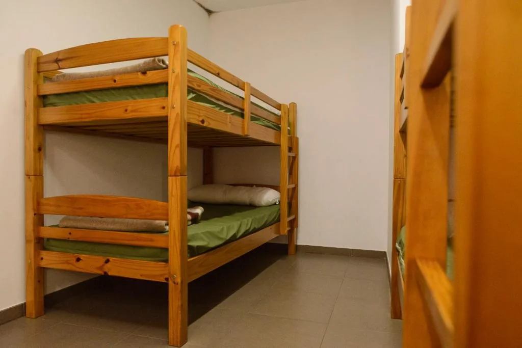 Habitación compartida mixta de 10 camas — UNDUESINA Albergue Undués de Lerda