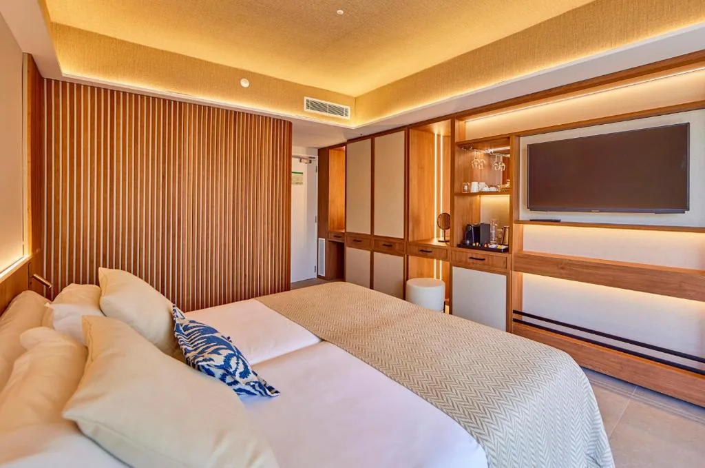 Habitación Doble con vistas laterales al mar - 1 o 2 camas — Universal Grand León & Spa