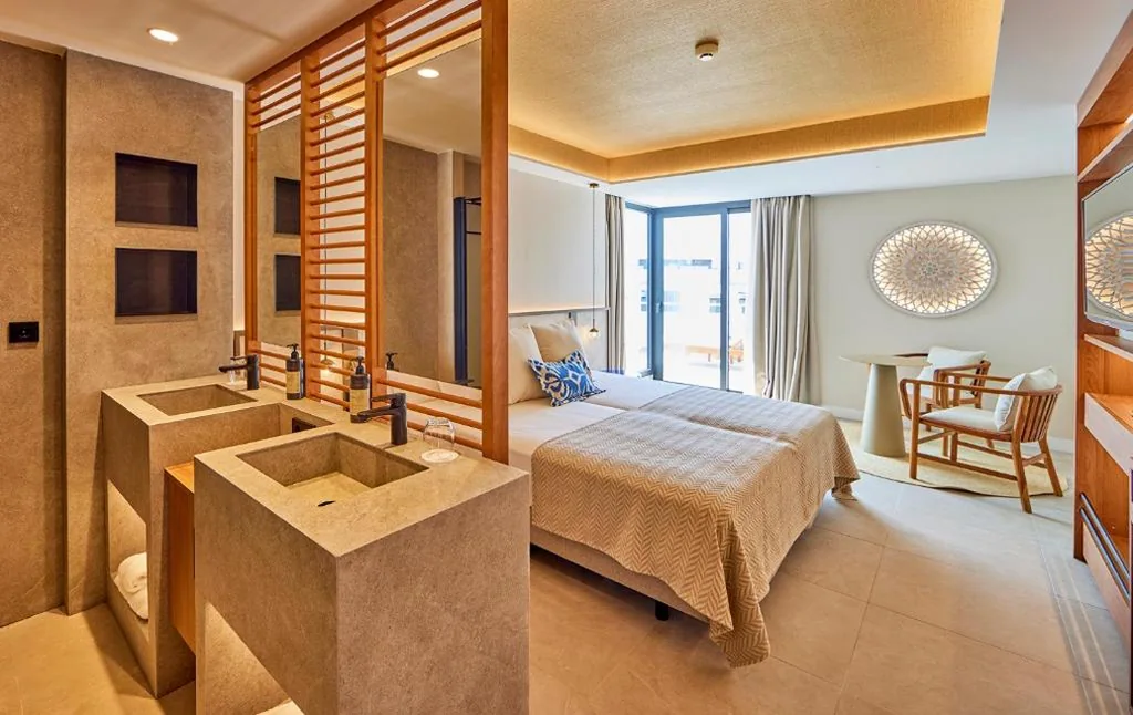 Suite Junior con vistas laterales al mar (2 adultos + 1 niño) — Universal Grand León & Spa