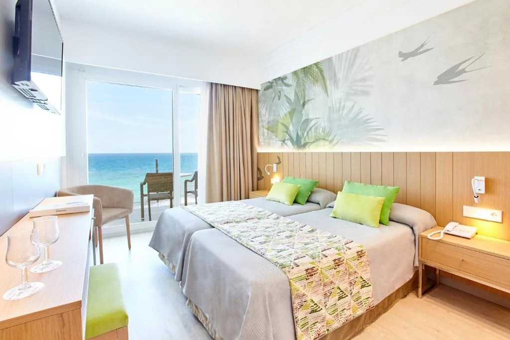 Habitación Doble con vistas al mar (2 adultos + 1 niño) - 2 camas — Universal Hotel Castell Royal