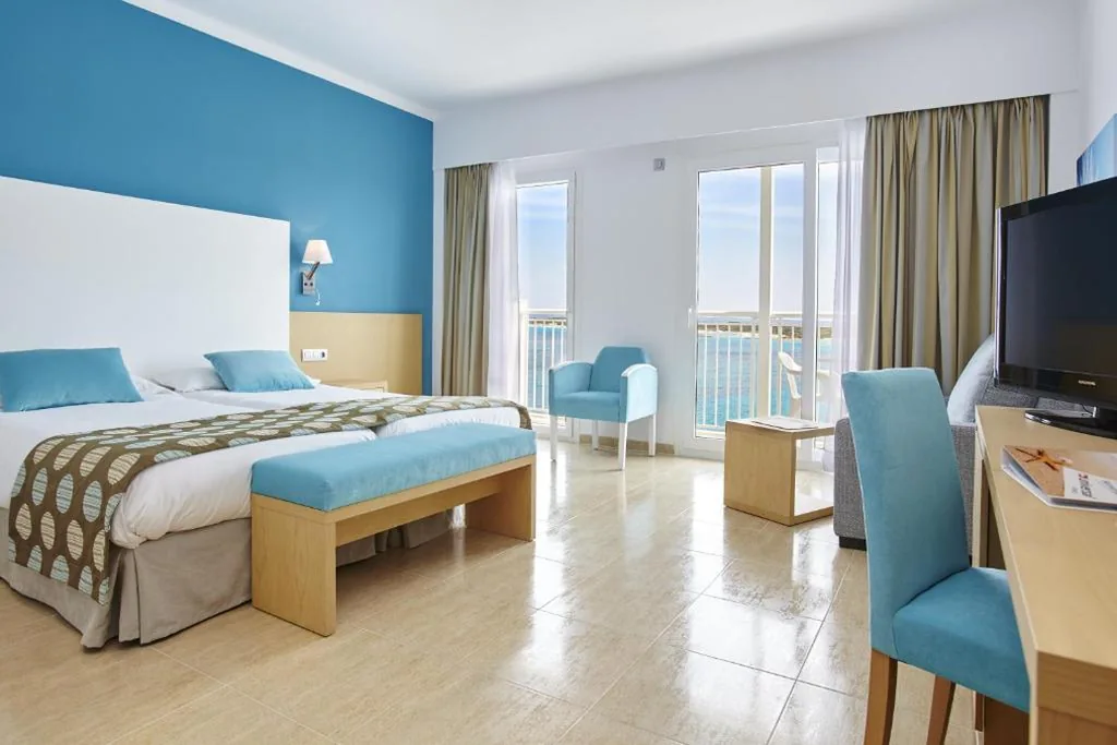 Habitación Doble Superior con vistas al mar (2 adultos + 1 niño) — Universal Hotel Marqués