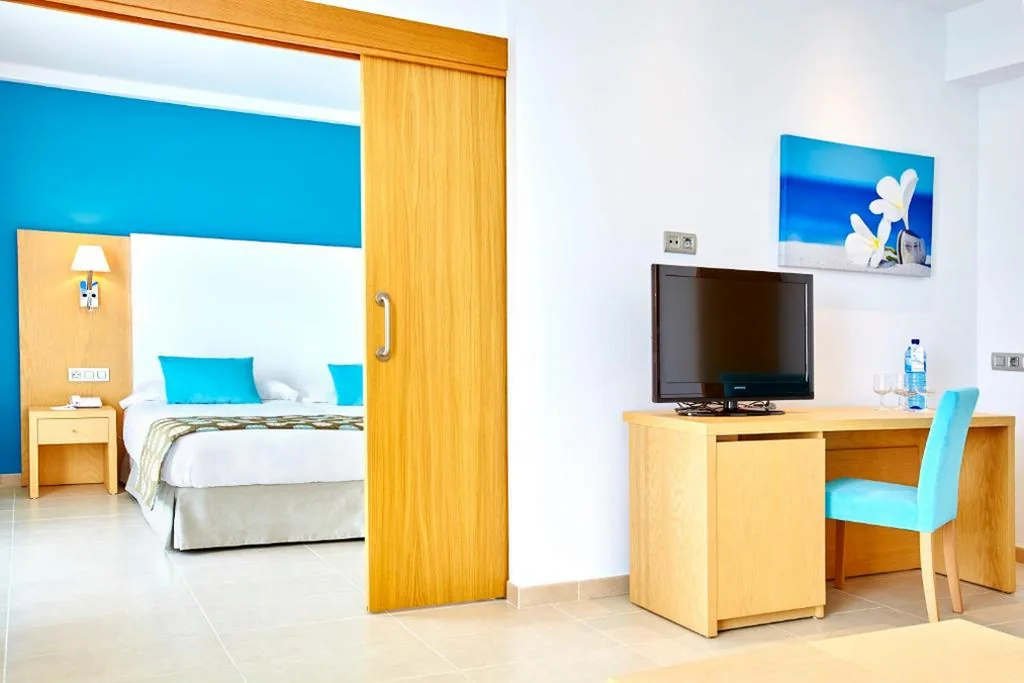 Suite con vistas al mar (2 adultos + 2 niños) — Universal Hotel Marqués