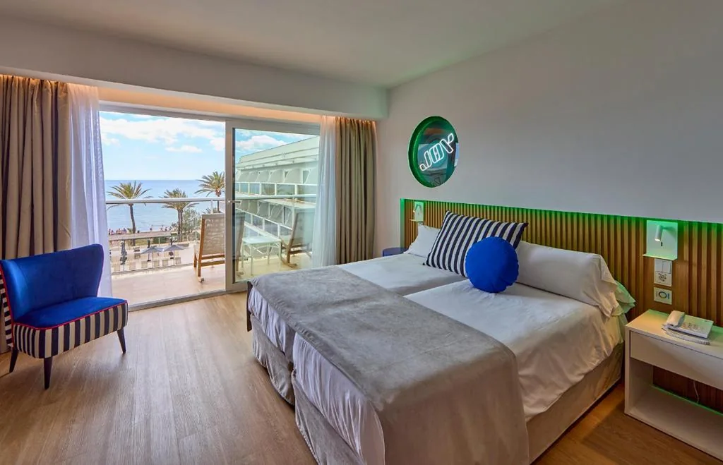 Camera doppia con balcone e vista sul mare — Universal Hotel Neptuno - Adults Only