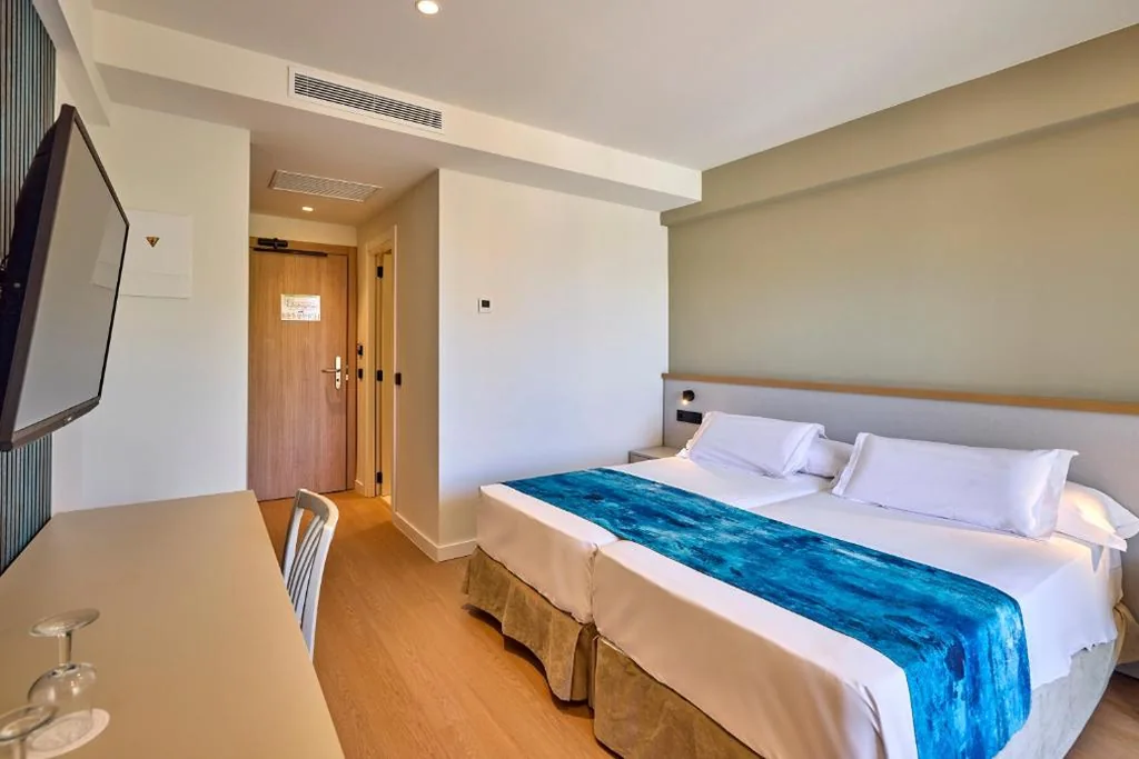 Camera doppia con balcone (2 adulti + 1 bambino) — Universal Hotel Romantica