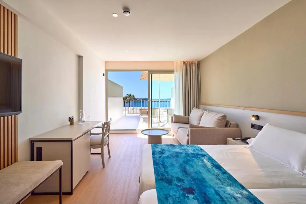 Camera familiare con vista mare (2 adulti + 2 bambini) — Universal Hotel Romantica
