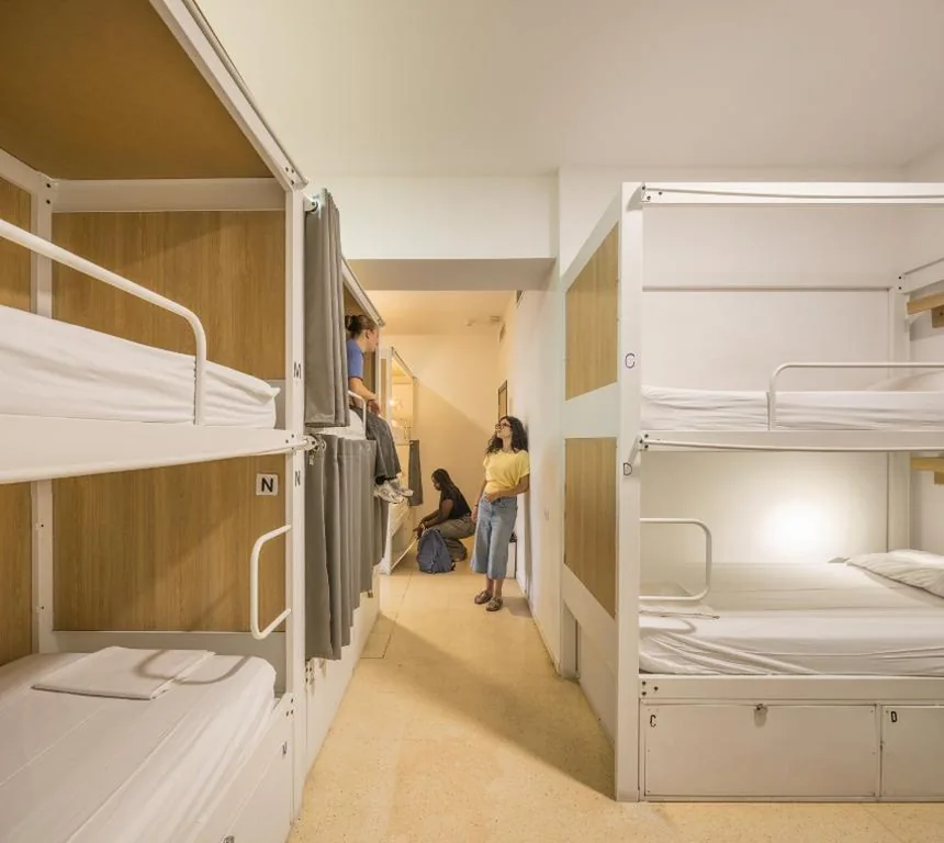 16人用女性専用ドミトリーのベッド — UP Hostel Valencia