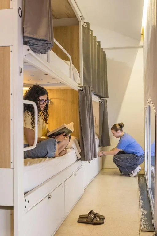 16人用男女共用ドミトリーのベッド — UP Hostel Valencia