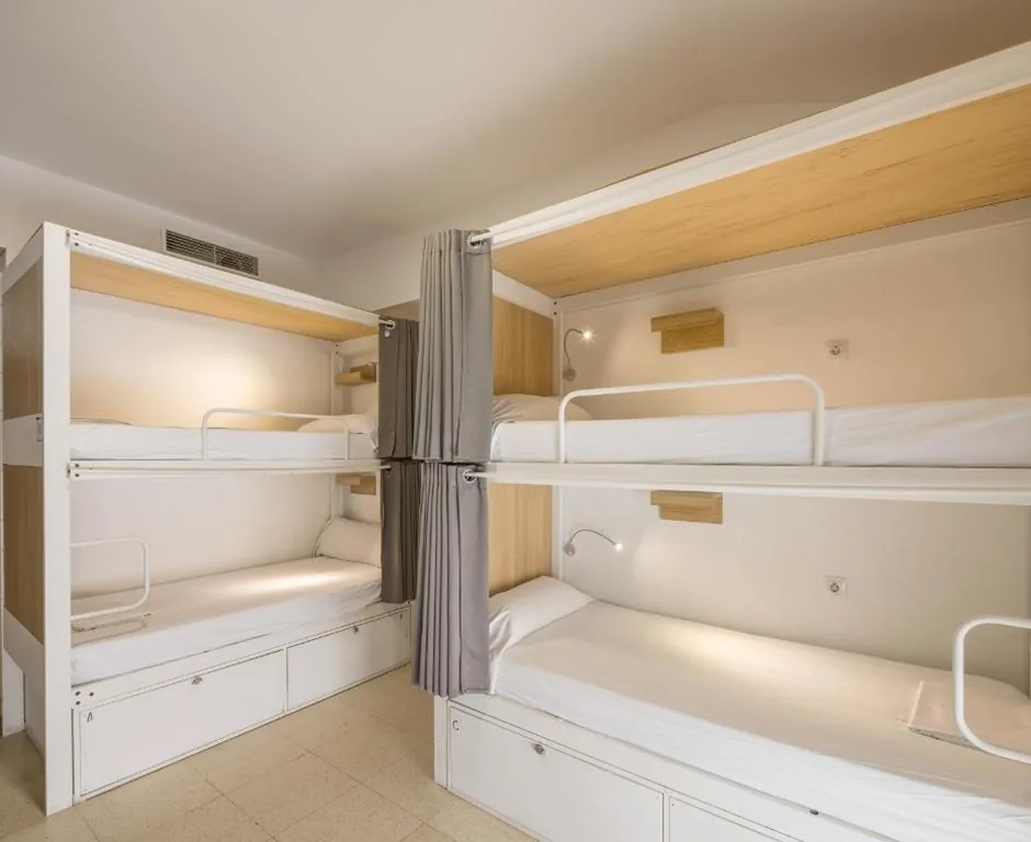 8人用男女共用ドミトリーのベッド — UP Hostel Valencia