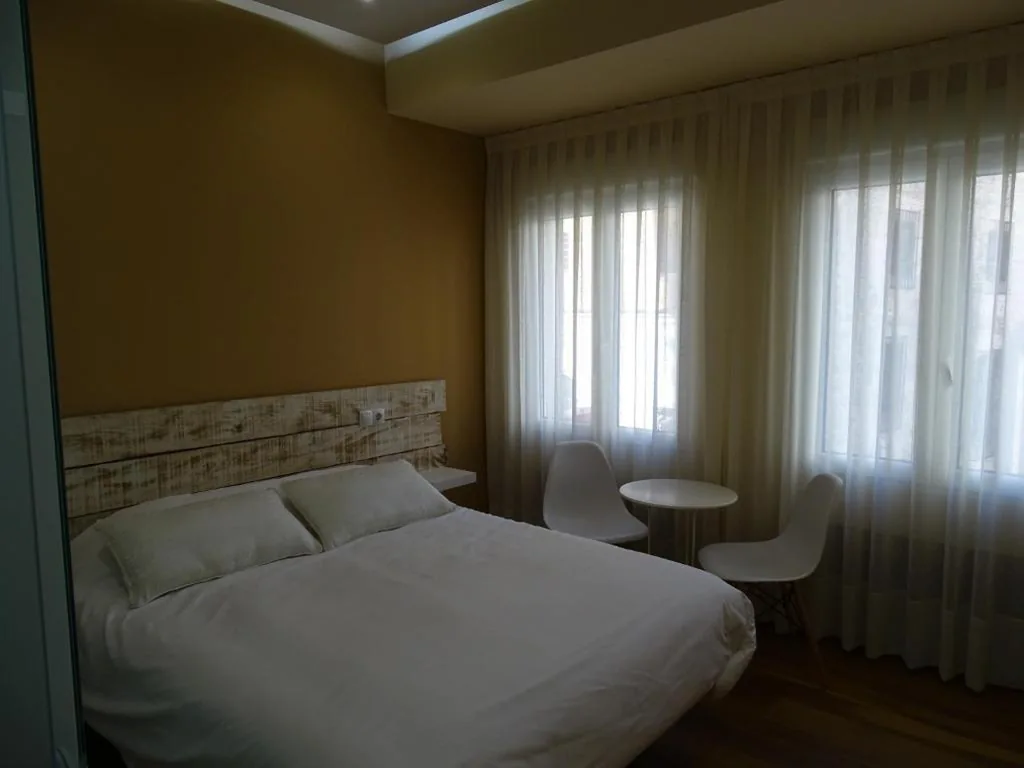 Zimmer mit großem Bett und Gartenblick — Urban Burgos