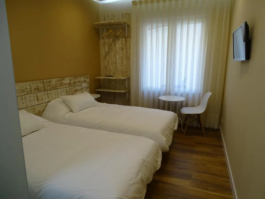 Doppelzimmer mit 2 Betten — Urban Burgos