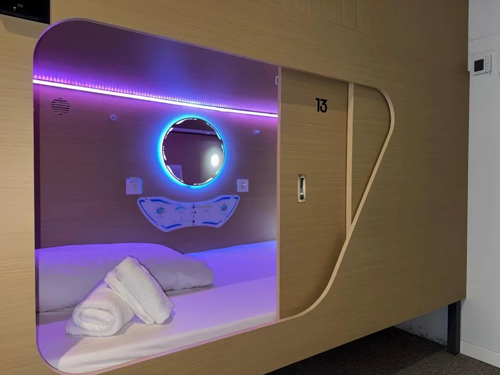 バリアフリー対応シングルカプセル — Urban Cube Hostel Granada