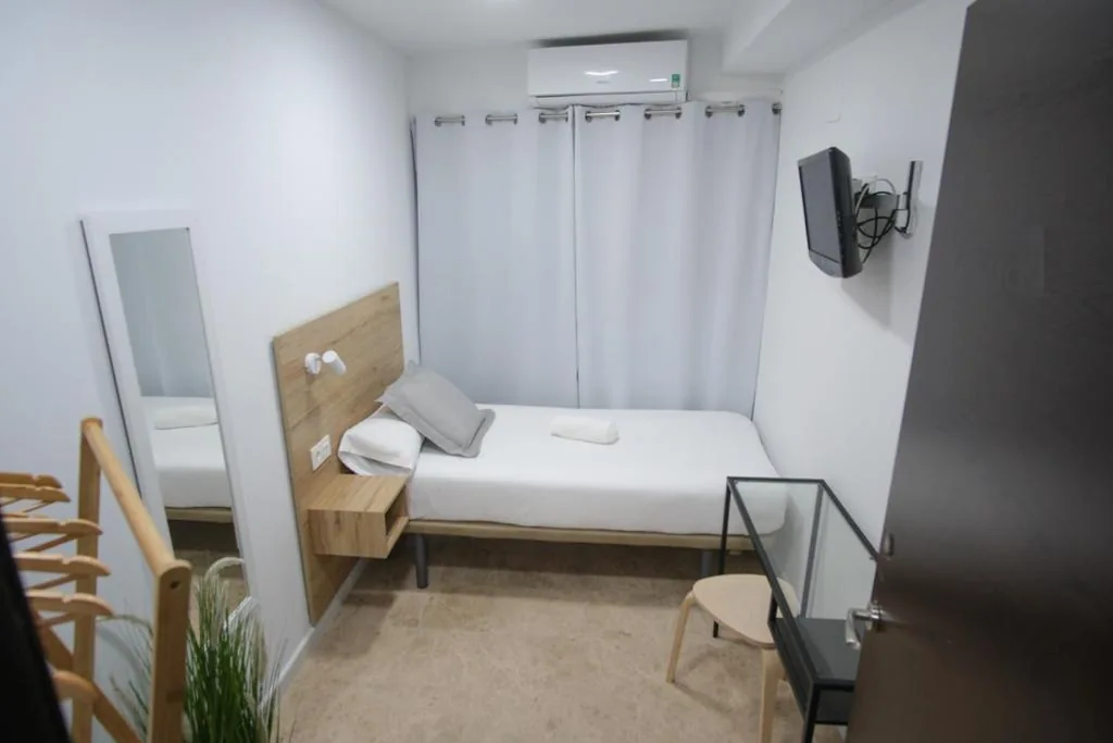 Einzelzimmer mit Gemeinschaftsbad — Urban Rooms Alicante