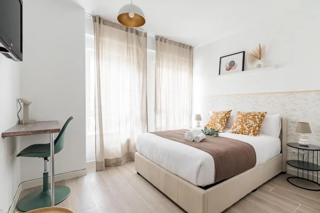 Habitación Doble con baño compartido — Urban Rooms Madrid Ventas