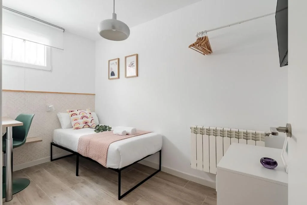 Habitación Individual con baño compartido — Urban Rooms Madrid Ventas