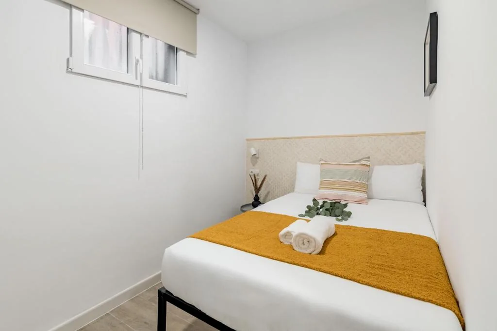 Habitación Individual con baño compartido — Urban Rooms Madrid Ventas