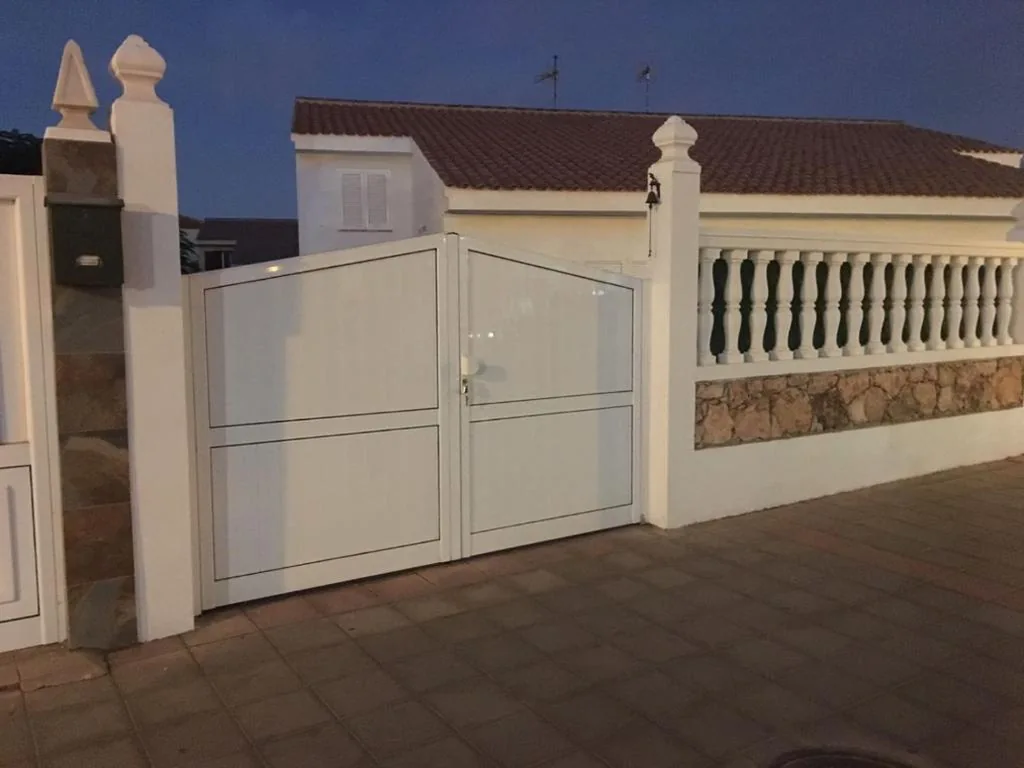 Villa con piscina privada — URBANIZACIÓN CÓRDOBA