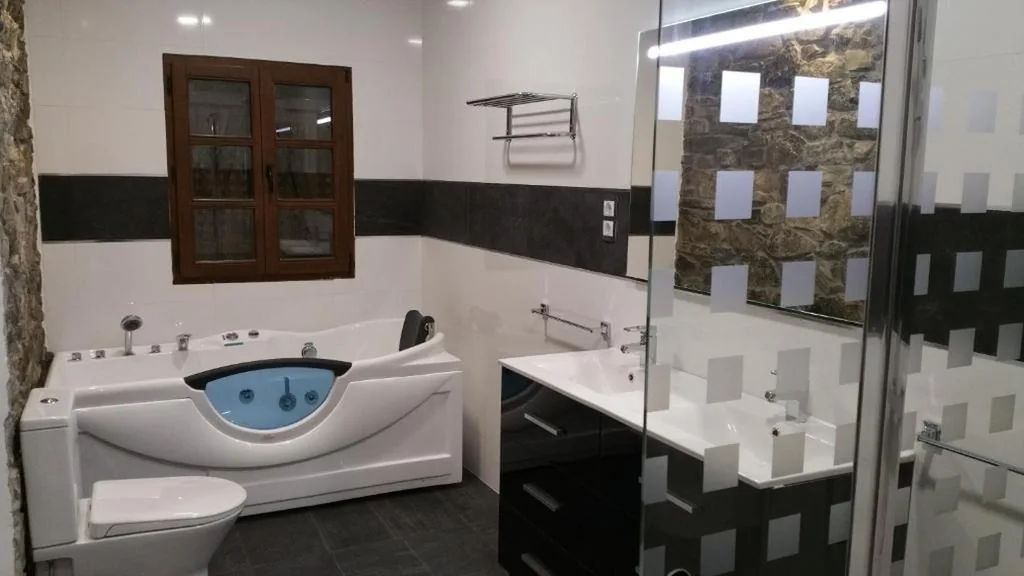 Chambre Double Deluxe avec baignoire spa — Urdaibai Etxea