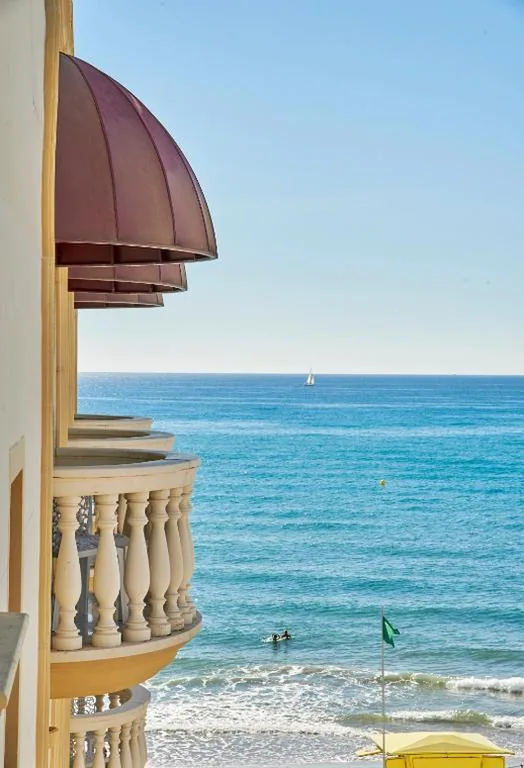Camera Deluxe con balcone e vista parziale sul mare — URH Sitges Playa
