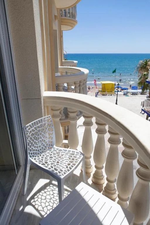 Camera doppia Superior con vista laterale sul mare — URH Sitges Playa