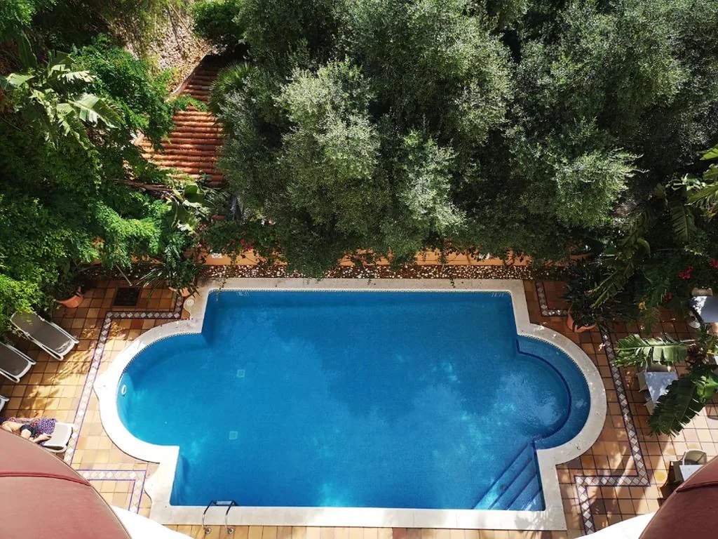 Camera tripla con vista sulla piscina — URH Sitges Playa