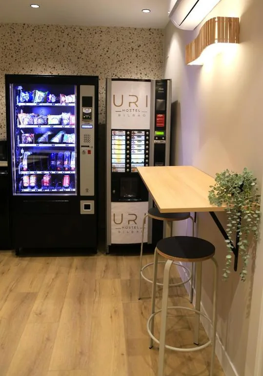Vierpersoonskamer met eigen badkamer — Uri Hostel Bilbao Rooms BBI00060 Self check in