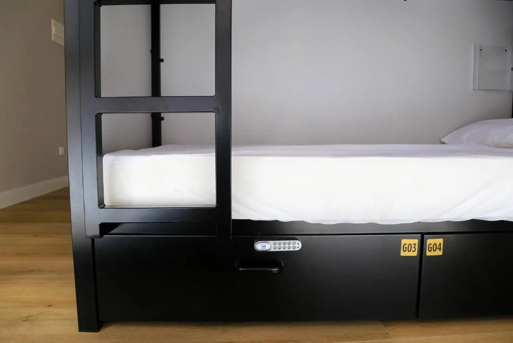 Bovenbed in gedeelde gemengde slaapzaal — Uri Hostel Bilbao Rooms BBI00060 Self check in