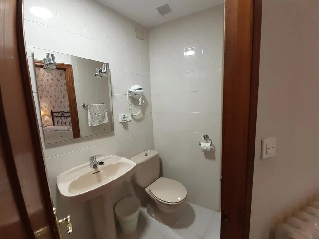 Chambre double avec salle de bains privative - 2 lits — Uría 25 rooms