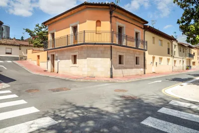 URIBE-ENEA Casa sola con amplio patio en Elciego con visita a bodega, siempre sujeta a disponibilidad — photo 7