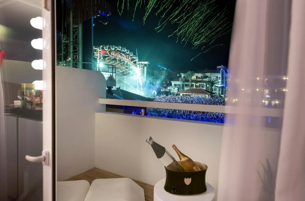 Superior-Zimmer mit Blick auf die Party und Eintritt zum Ushuaia Club — Ushuaïa Ibiza Beach Hotel - Adults Only - Club Entrance Included