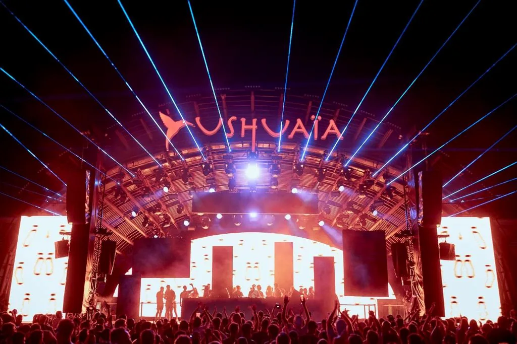Superior-Zimmer mit Blick auf die Bühne und Eintritt zum Ushuaia Club — Ushuaïa Ibiza Beach Hotel - Adults Only - Club Entrance Included