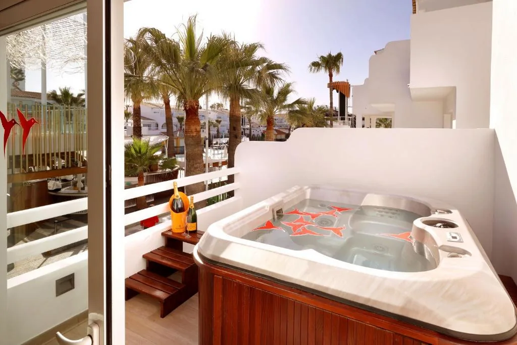 Suite Ay Caramba mit Eintritt zum Ushuaia Club — Ushuaïa Ibiza Beach Hotel - Adults Only - Club Entrance Included