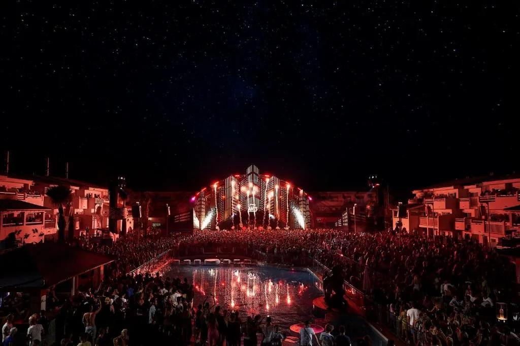 Suite mit Blick auf die Bühne und Eintritt zum Ushuaia Club — Ushuaïa Ibiza Beach Hotel - Adults Only - Club Entrance Included