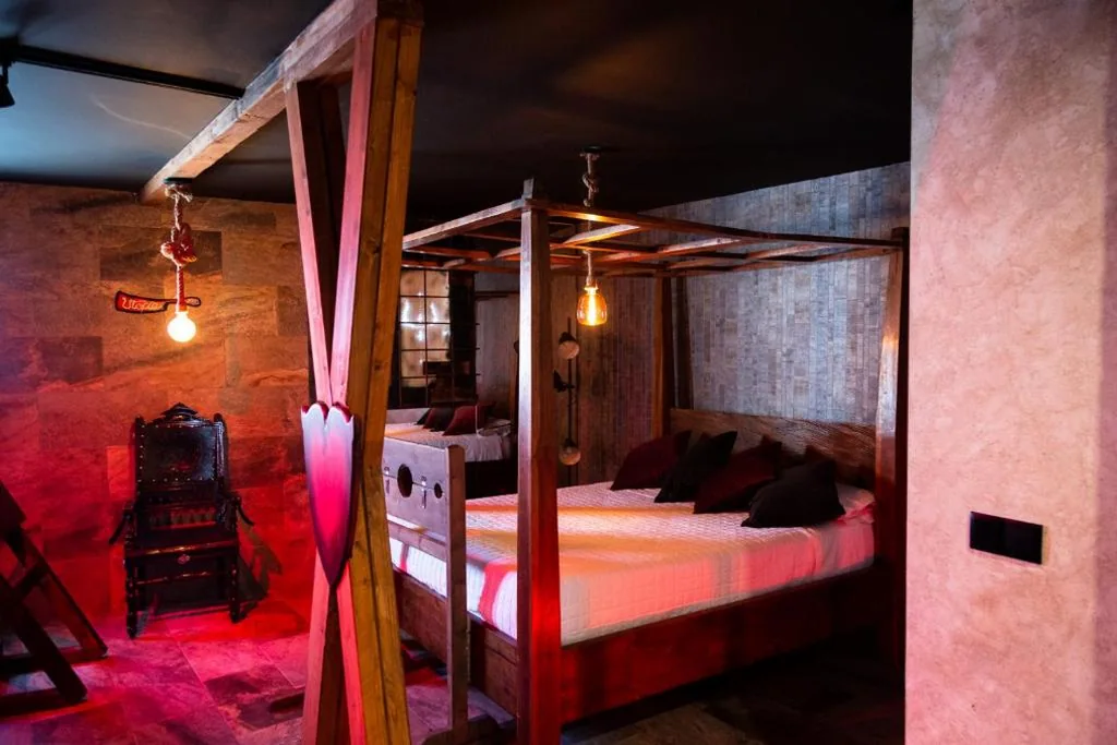 Habitación Deluxe con cama extragrande — Utopía Alicante - Hotel Boutique para adultos