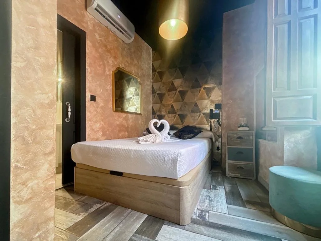 Habitación Doble con balcón — Utopía Alicante - Hotel Boutique para adultos