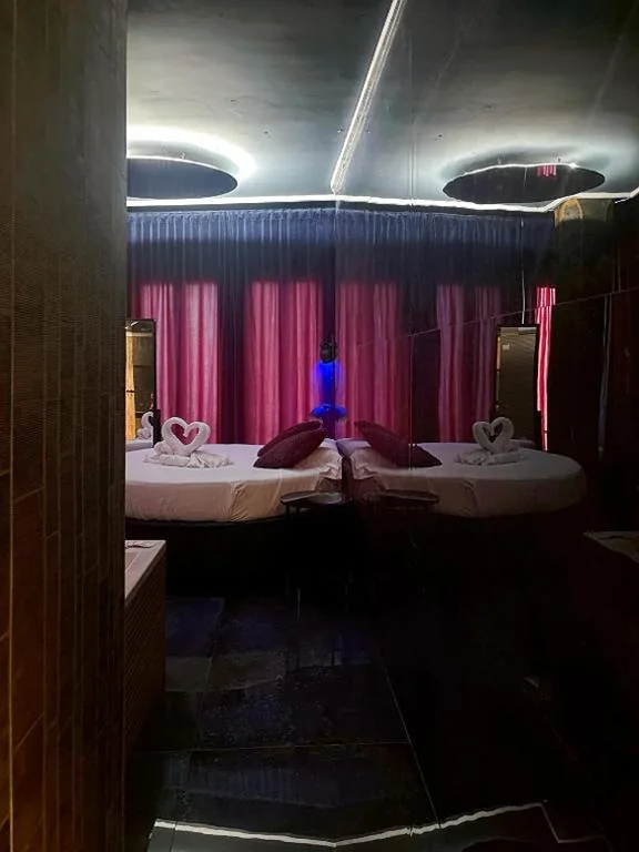 Habitación Doble Deluxe con bañera — Utopía Alicante - Hotel Boutique para adultos