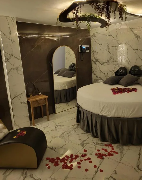 Habitación Doble Deluxe con vistas al castillo — Utopía Alicante - Hotel Boutique para adultos