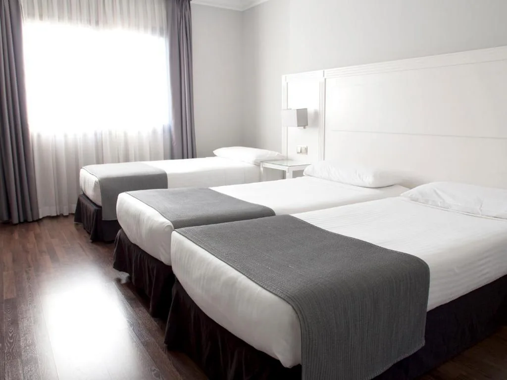 Habitación Triple — UVE Alcobendas