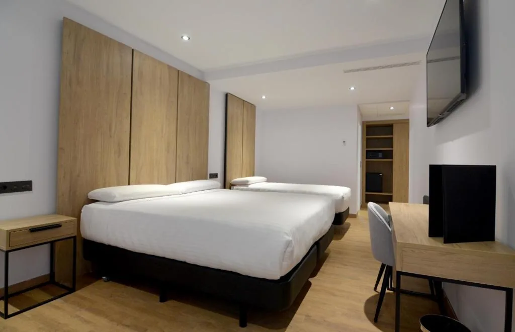 Tweepersoonskamer met extra bed - 2 eenpersoonsbedden — UVE Marcenado
