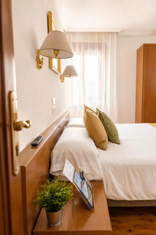 Doppelzimmer mit Poolblick - 1 oder 2 Betten — Uxarte -Alojamiento, restaurante y piscinas