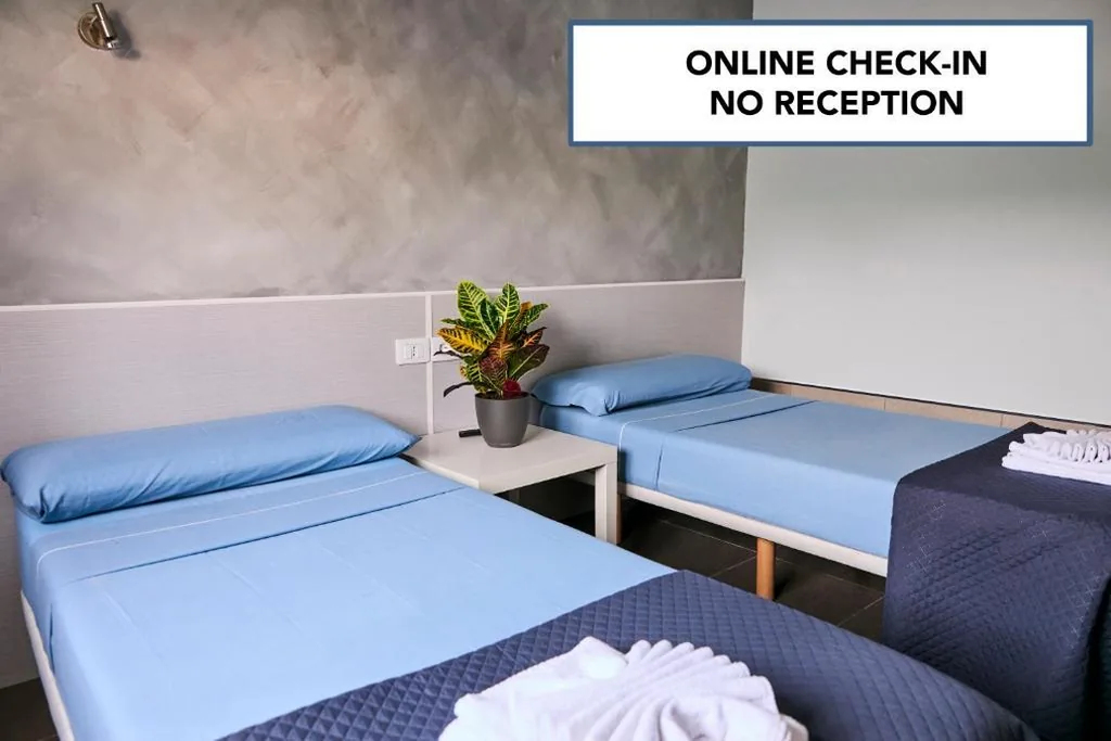 Chambre double avec salle de bains commune - 2 lits — V Pension & Suites