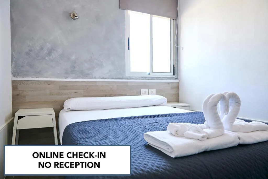 Chambre double avec salle de bains commune — V Pension & Suites