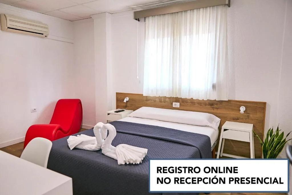 Chambre double avec salle de bains privative — V Pension & Suites