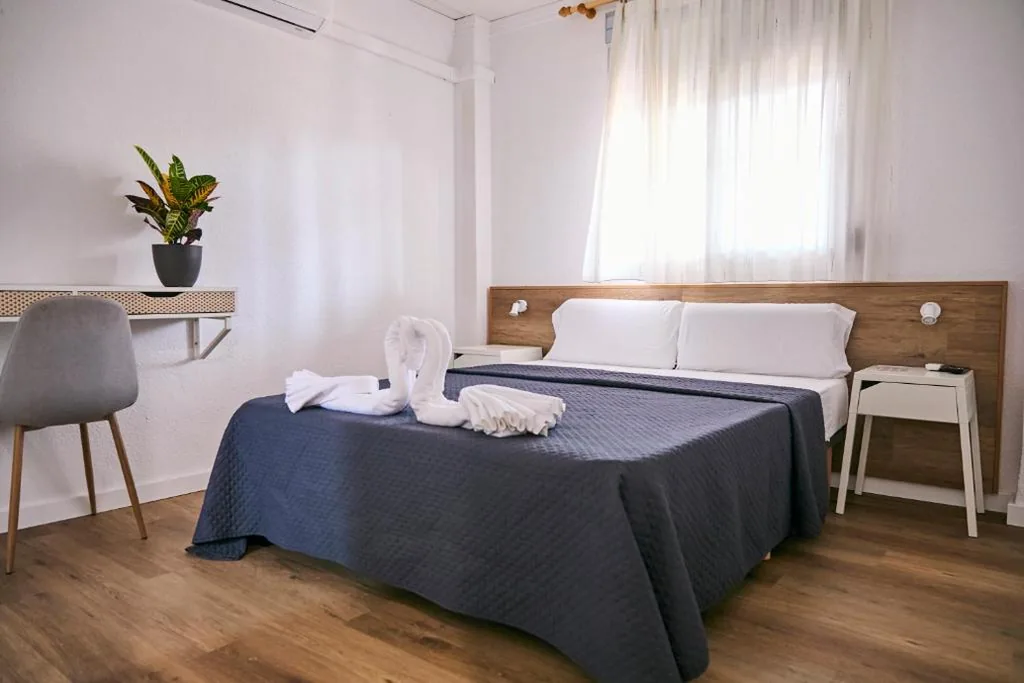 Chambre double avec salle de bains privative — V Pension & Suites