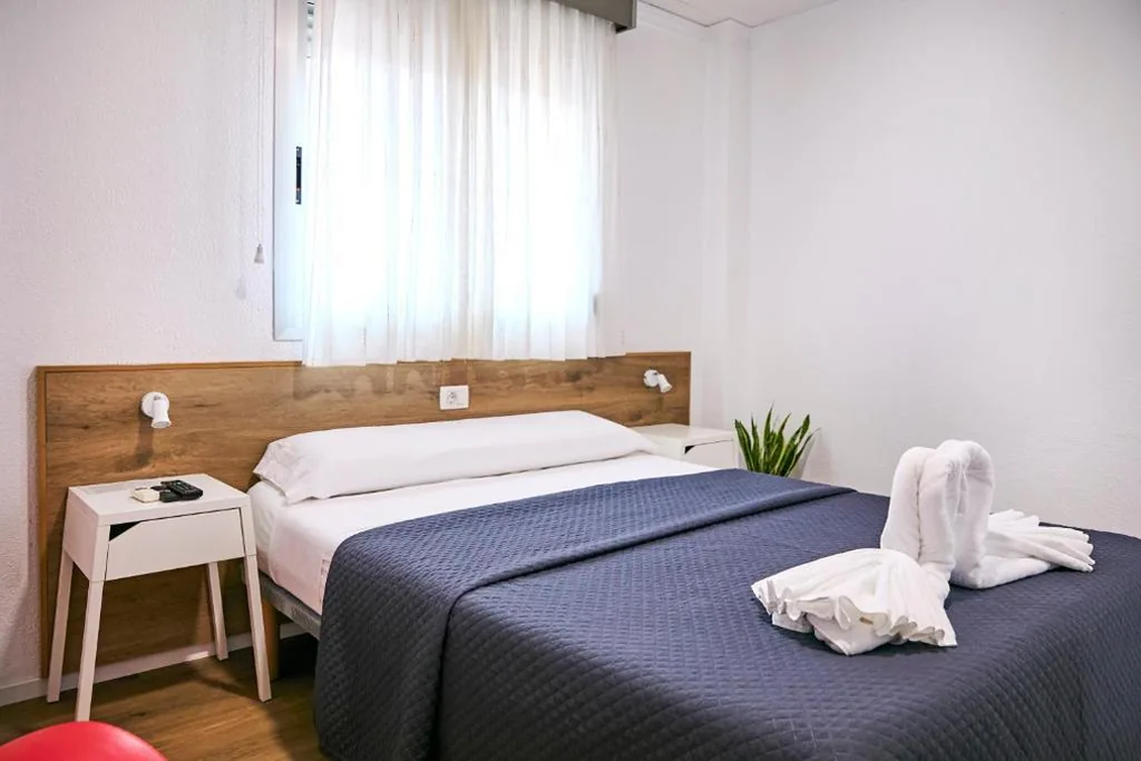 Chambre double avec salle de bains privative — V Pension & Suites