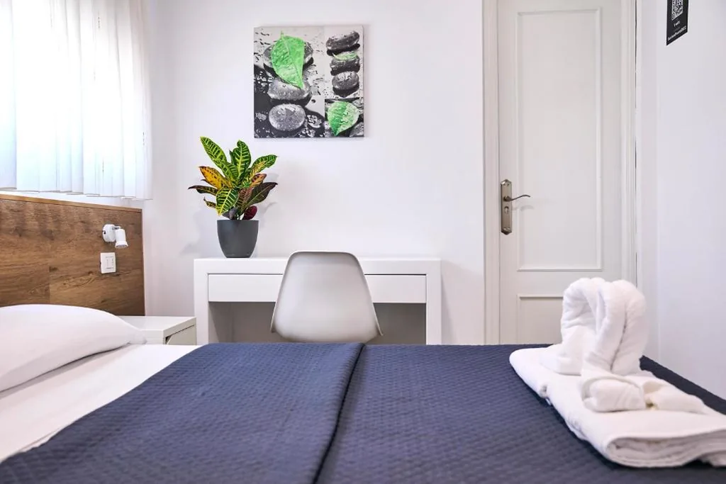 Chambre double avec salle de bains privative — V Pension & Suites