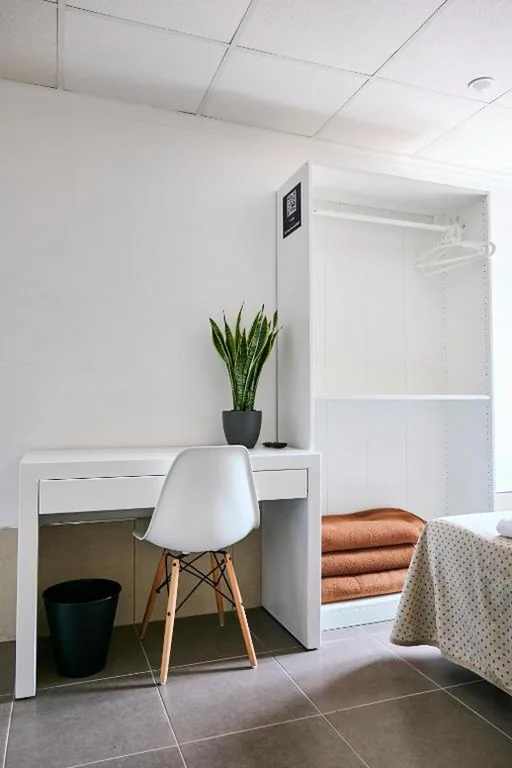 Chambre triple avec salle de bains commune — V Pension & Suites