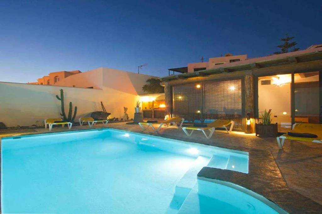 Villa mit Privatpool — V PRINCESA. Piscina con piscina climatizada y BBQ