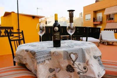 Vacaciones tierra y mar Casa en el centro con patio y terraza — foto 3